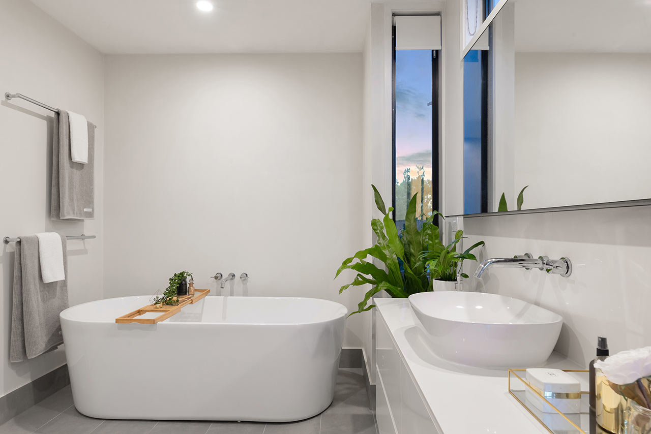 A fehér szín a fürdőszobában vizuálisan növeli a teret és a tisztaság érzetét kelti