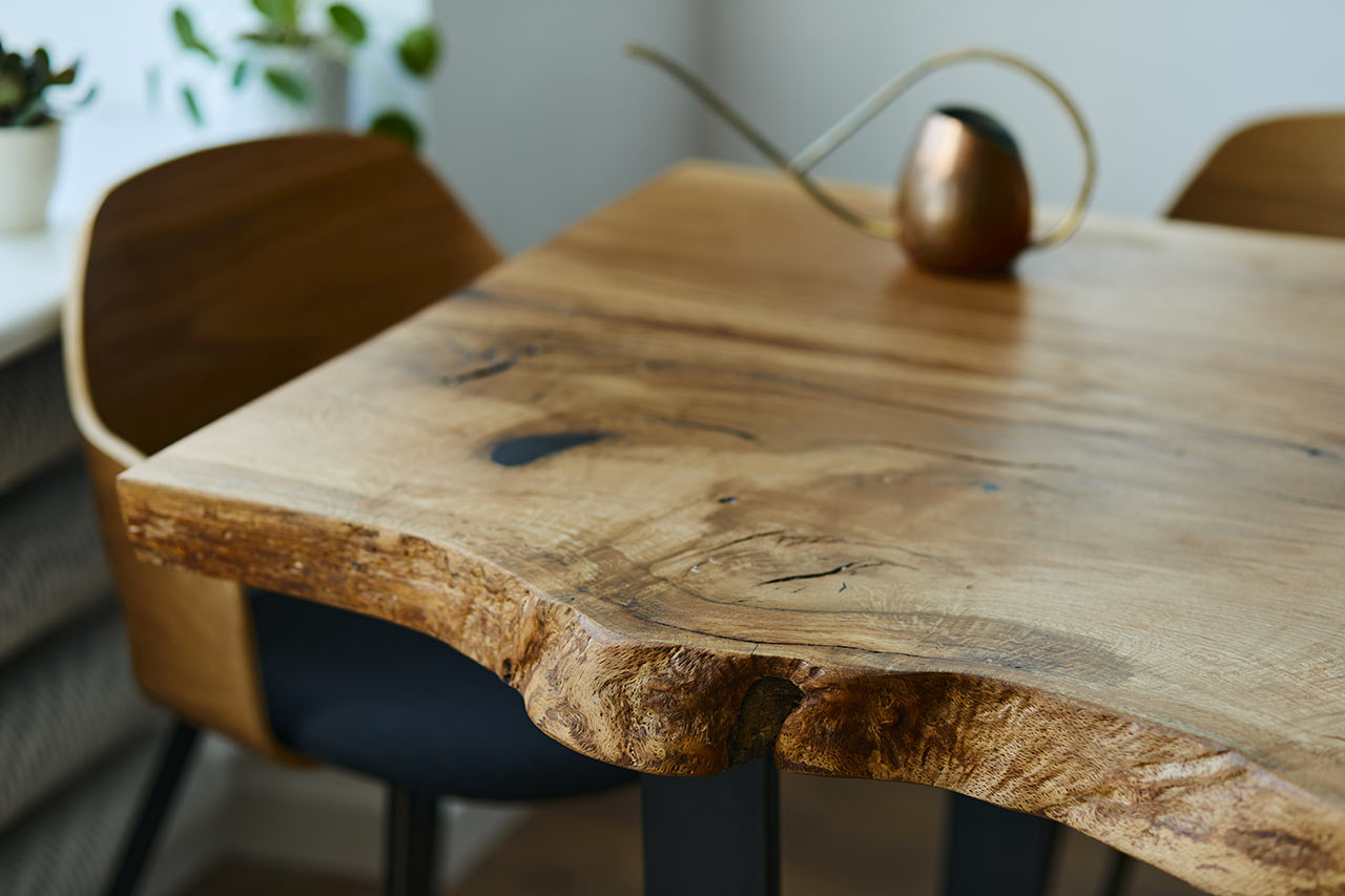 Tömörfa asztal rusztikus kivitelben
