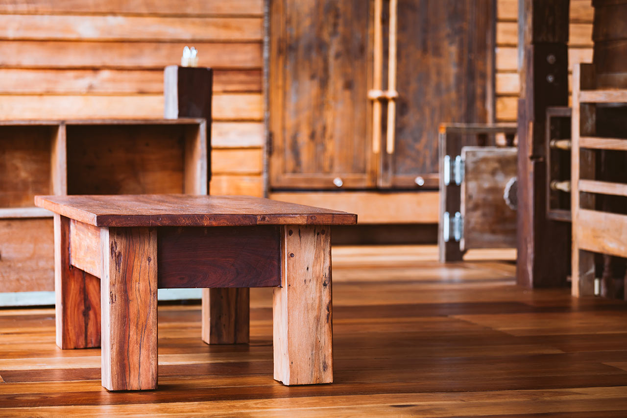 Rusztikus tanyasi belső tér fa bútorokkal
