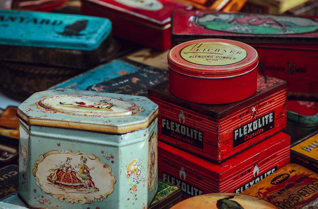 Öntsük a gyertyát egy vintage pléhdobozba