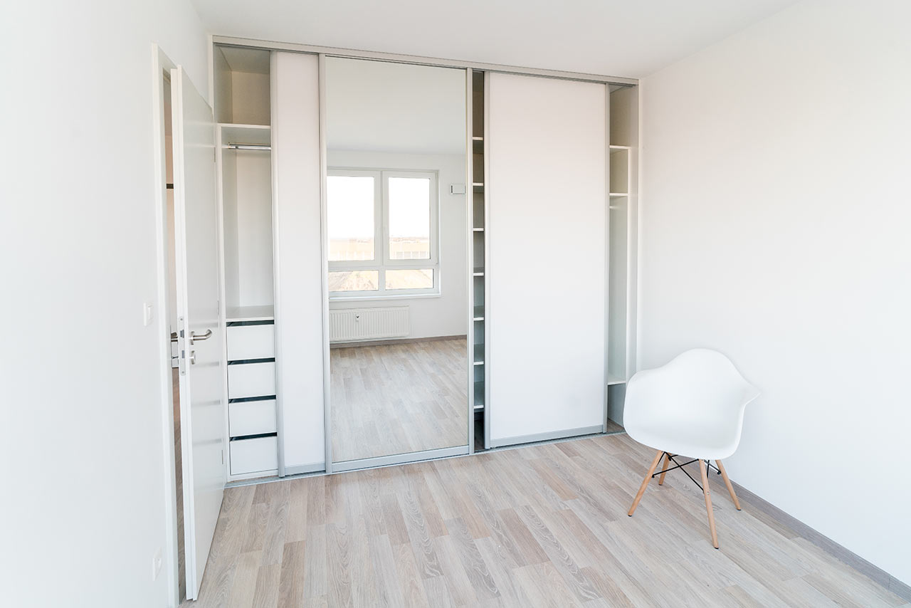 Kis hálószoba beépített szekrénnyel és tükörrel a jobb fényelosztás érdekében