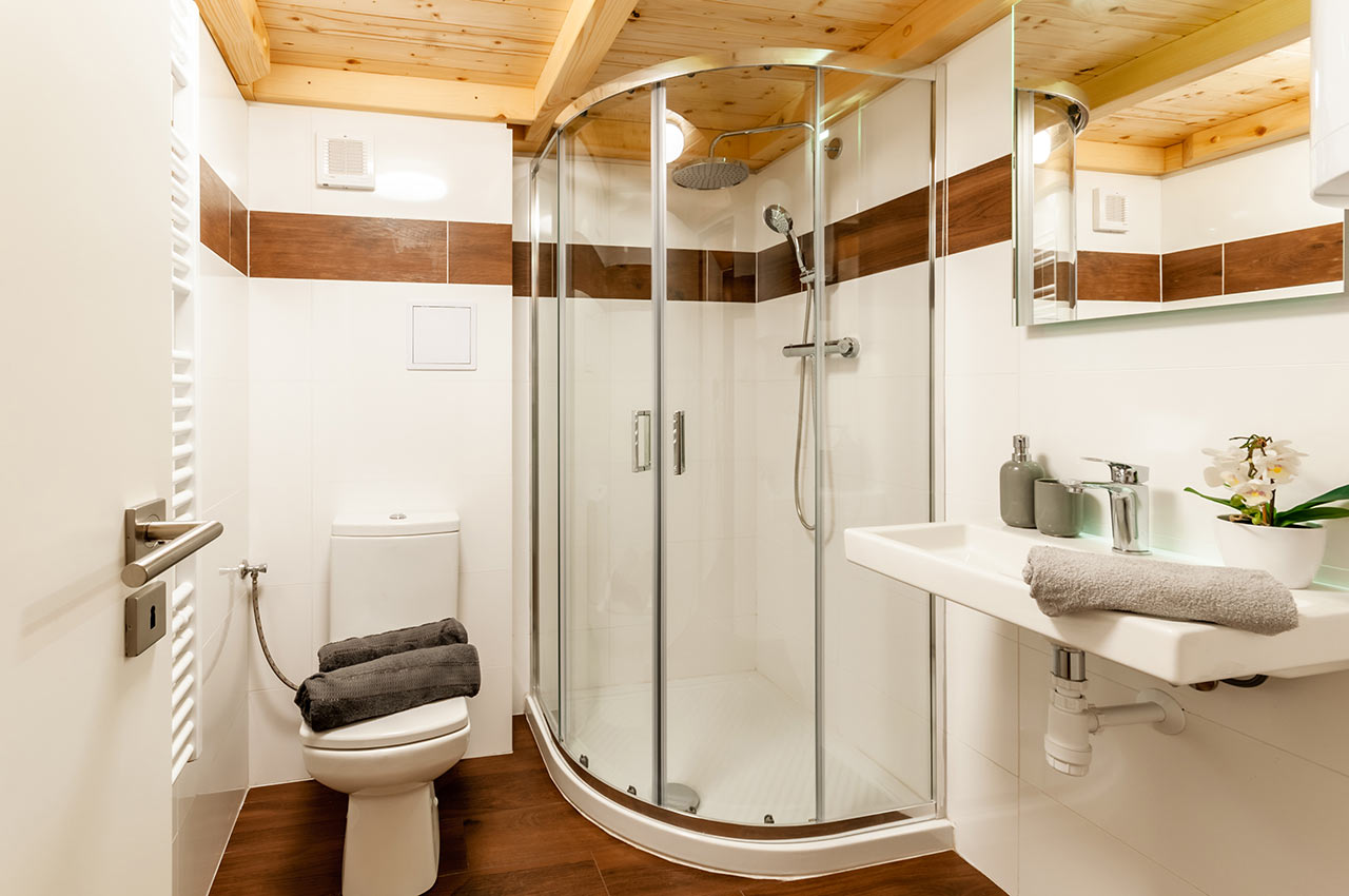Kis fürdőszoba faburkolattal