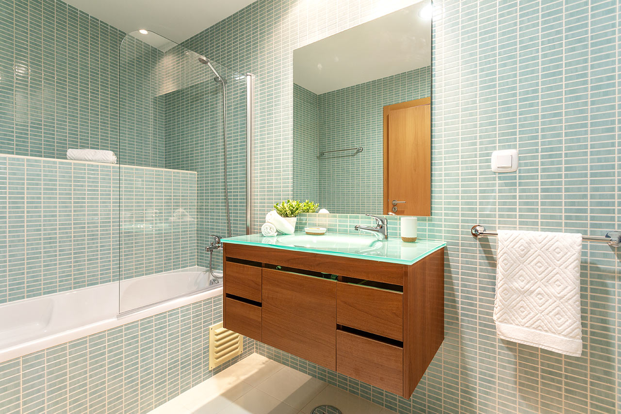 Modern fürdőszoba akvamarin csempével és falra szerelt szekrénnyel