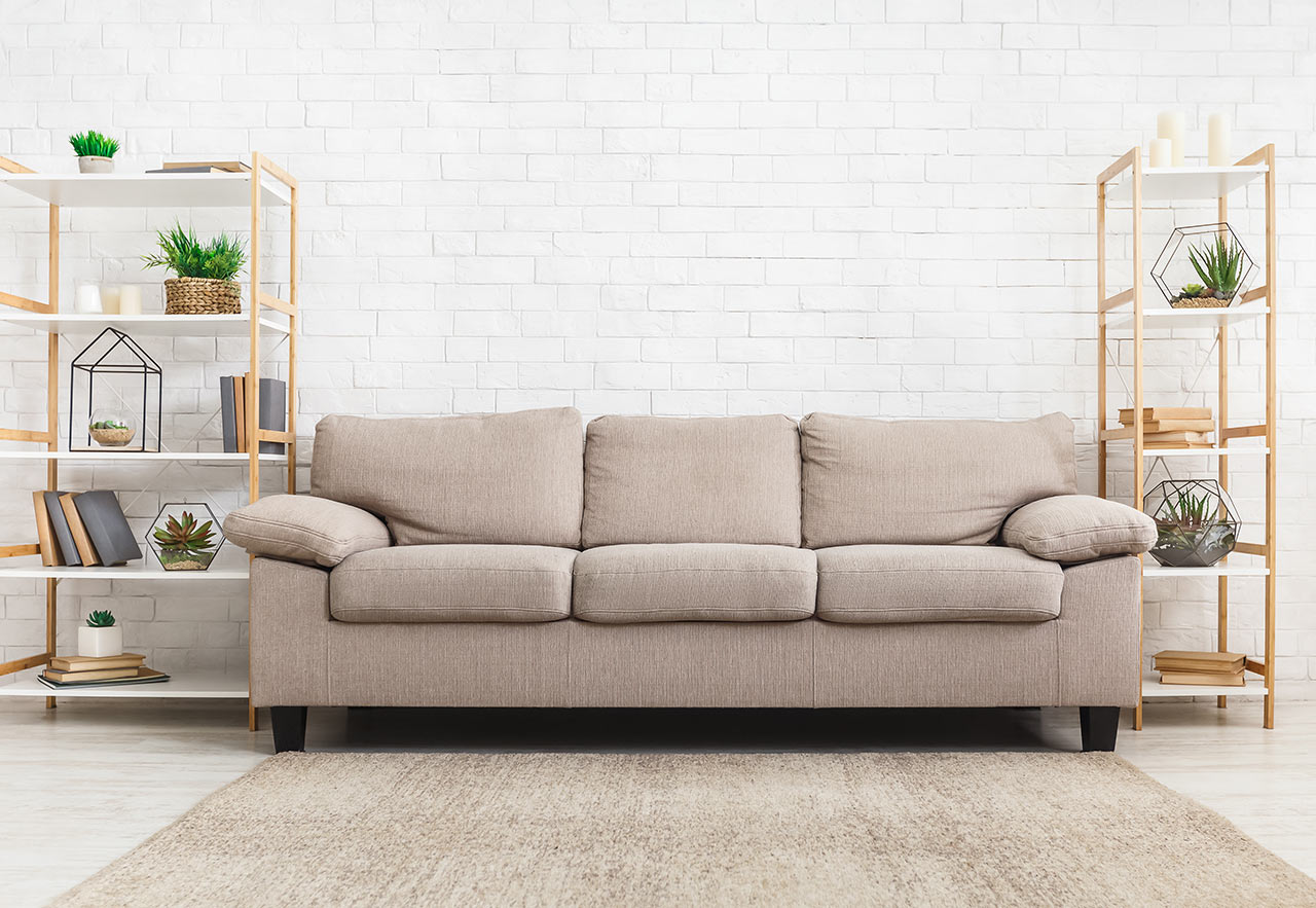 Modern minimalista nappali polcokkal és állványokkal kiegészítve
