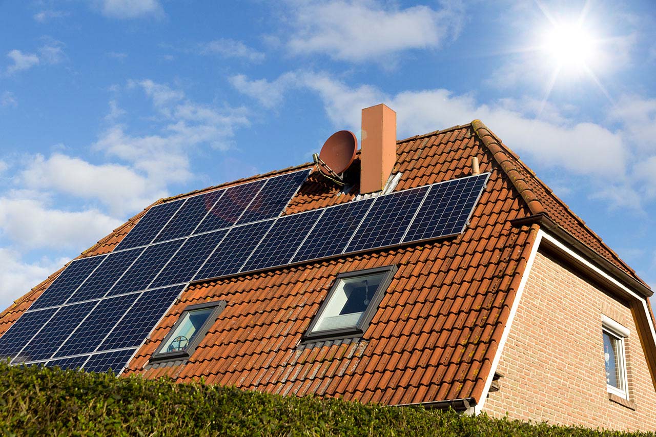 A napkollektorok az év melegebb felében elegendő villamos energiát termel az egész háztartás számára