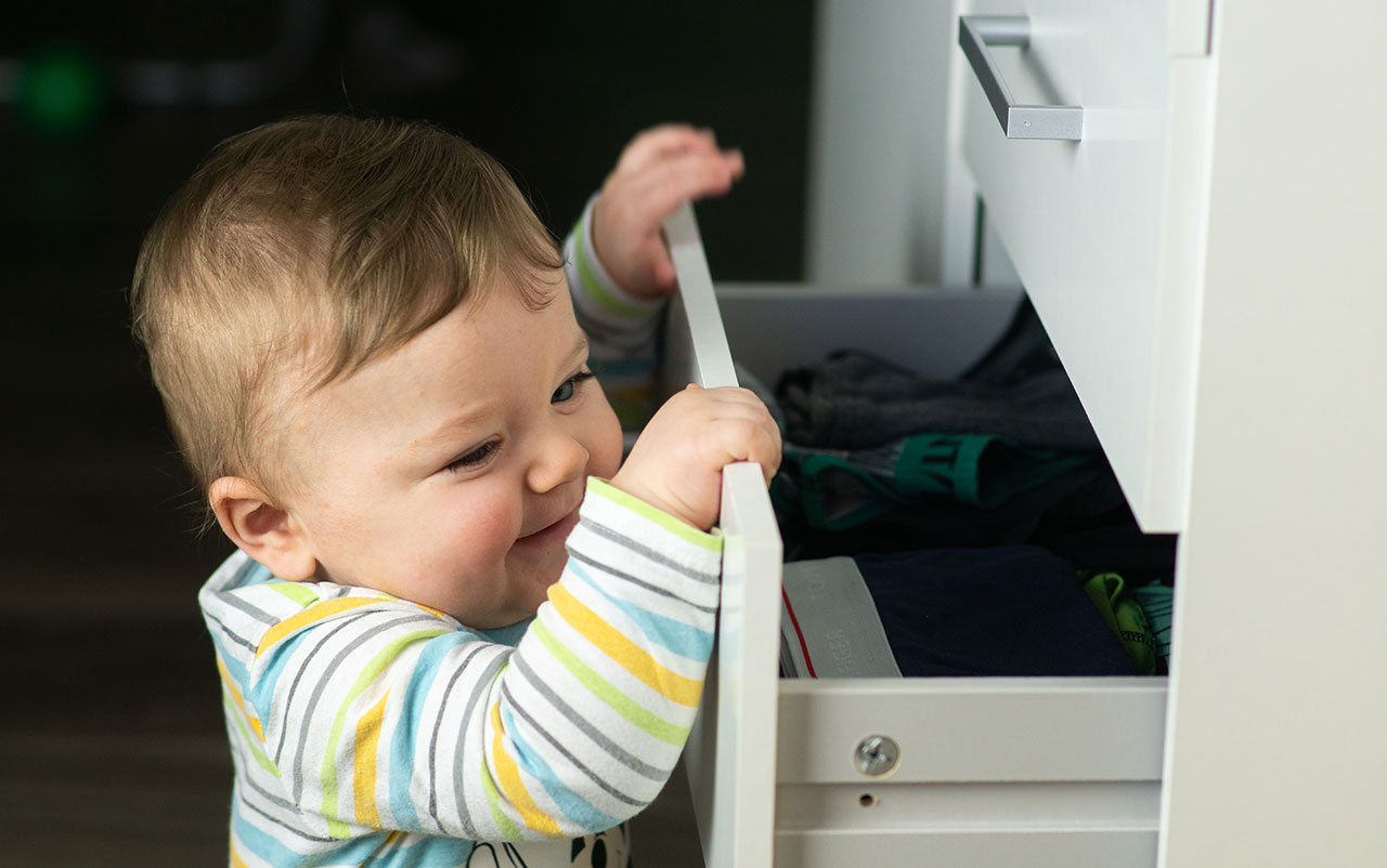 Fordítson különös figyelmet a bútorok rögzítésére, különösen, ha otthon vannak gyermekei.