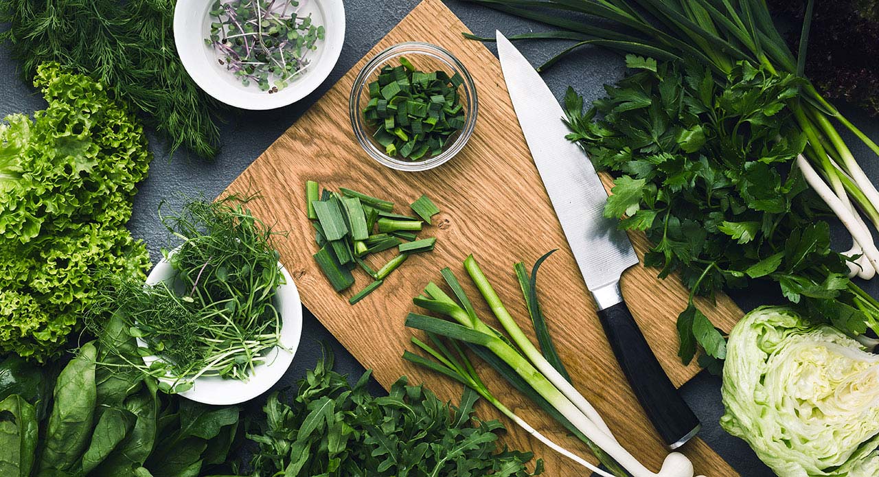 Vágódeszka nélkül nemcsak esztétikailag, hanem funkcionálisan is fokozatosan károsítja a deszka felületét.